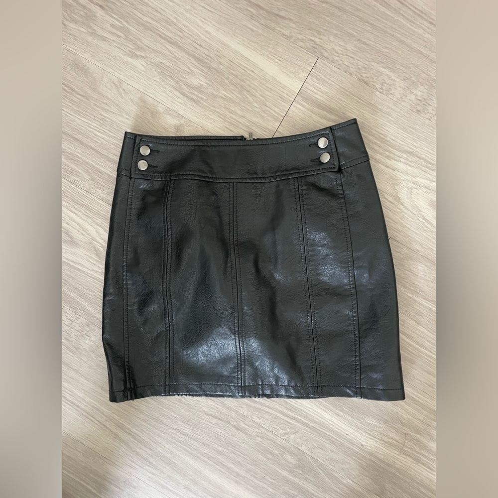 Free people faux leather black mini skirt - Picture 2 of 6
